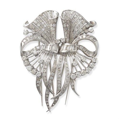 Lot 123 - A diamond and platinum double clip brooch