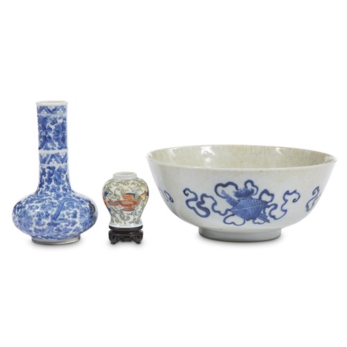 Lot 110 - Three Chinese porcelain items