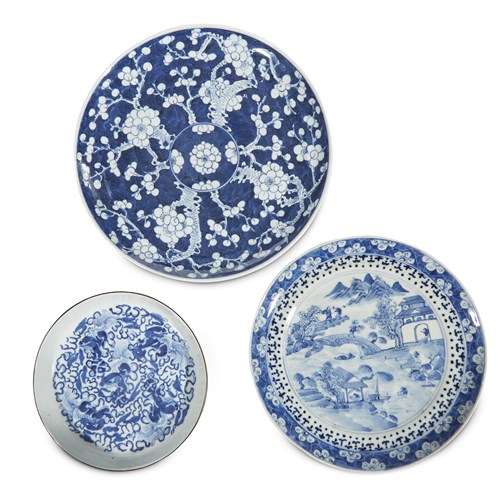 Lot 216 - A group of six assorted Chinese blue and white wares