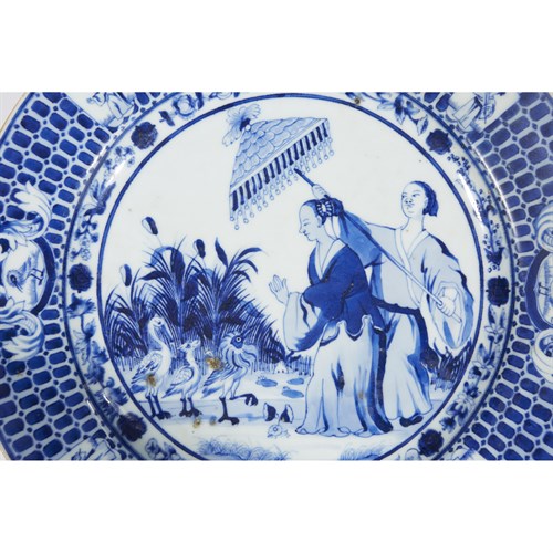 Lot 118 - A Chinese export blue and white "Dame au Parasol" large dish
