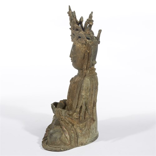Lot 84 - A Chinese bronze figure of Guanyin