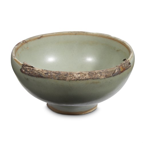 Lot 48 - A small Longquan celadon teabowl