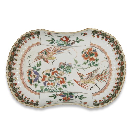 Lot 101 - An unusual Chinese porcelain famille verte-decorated ingot-form dish