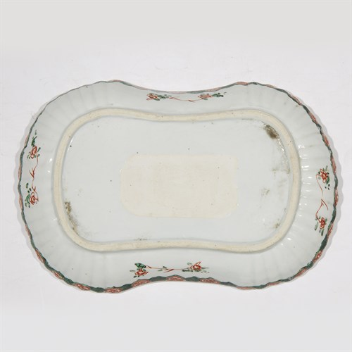 Lot 101 - An unusual Chinese porcelain famille verte-decorated ingot-form dish