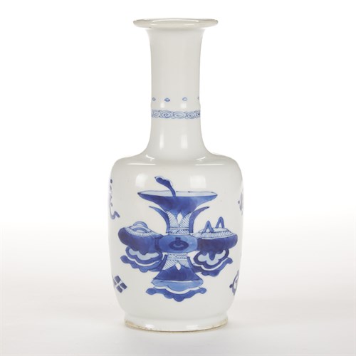 Lot 105 - A Chinese blue and white porcelain small mallet vase