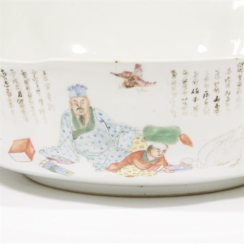 Lot 231 - A pair of Chinese famille rose-decorated porcelain "Immortals" lobed bowls