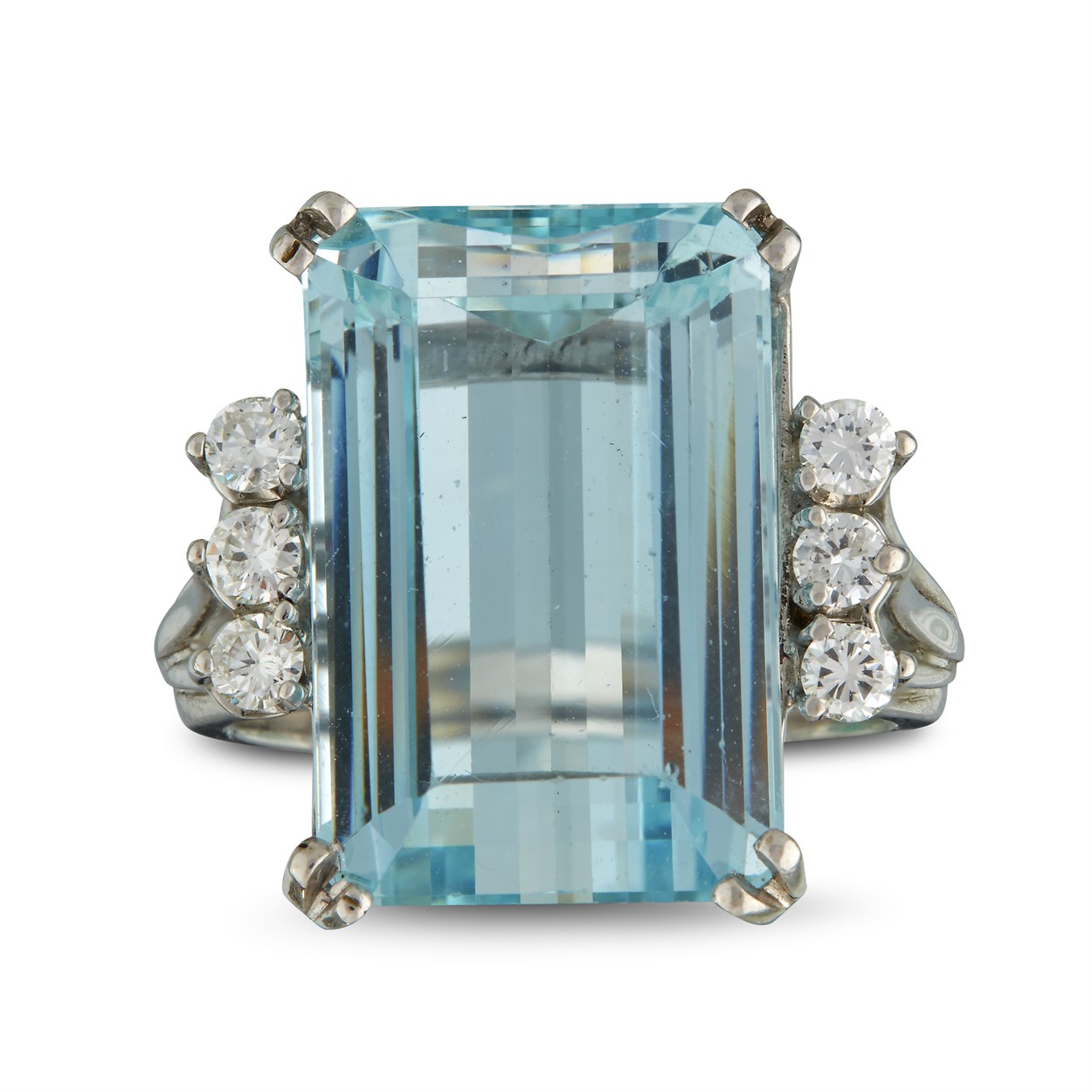 Lot 46 - An aquamarine, diamond, and fourteen karat white gold ring