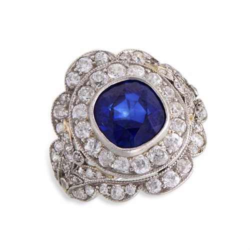 Lot 28 - A sapphire and diamond ring