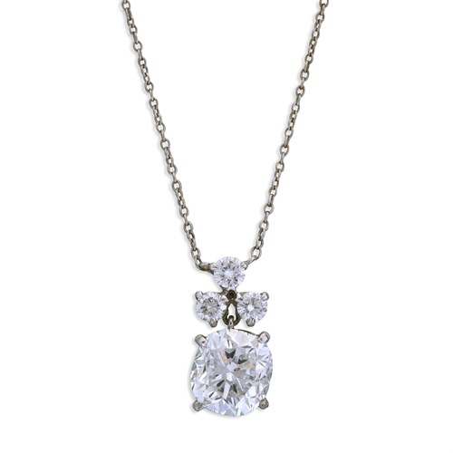 Lot 131 - A diamond and platinum pendant