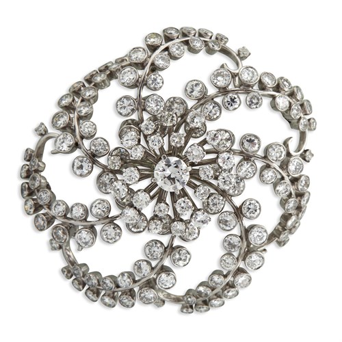 Lot 118 - A diamond and platinum pendant brooch