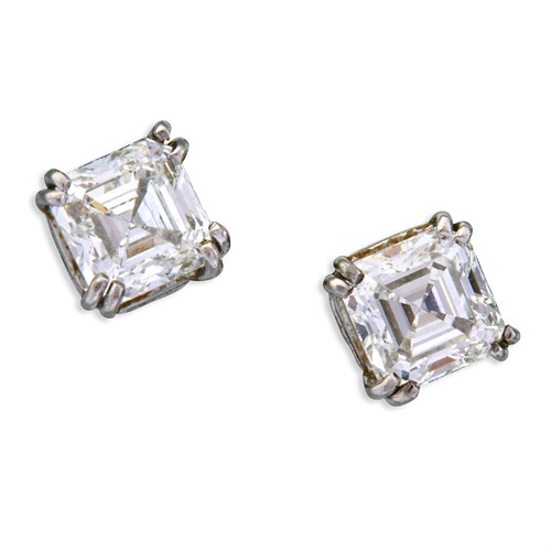 Lot 142 - A pair of diamond and platinum studs