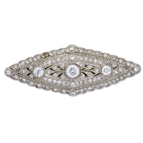 Lot 39 - A Belle Époque diamond and platinum brooch