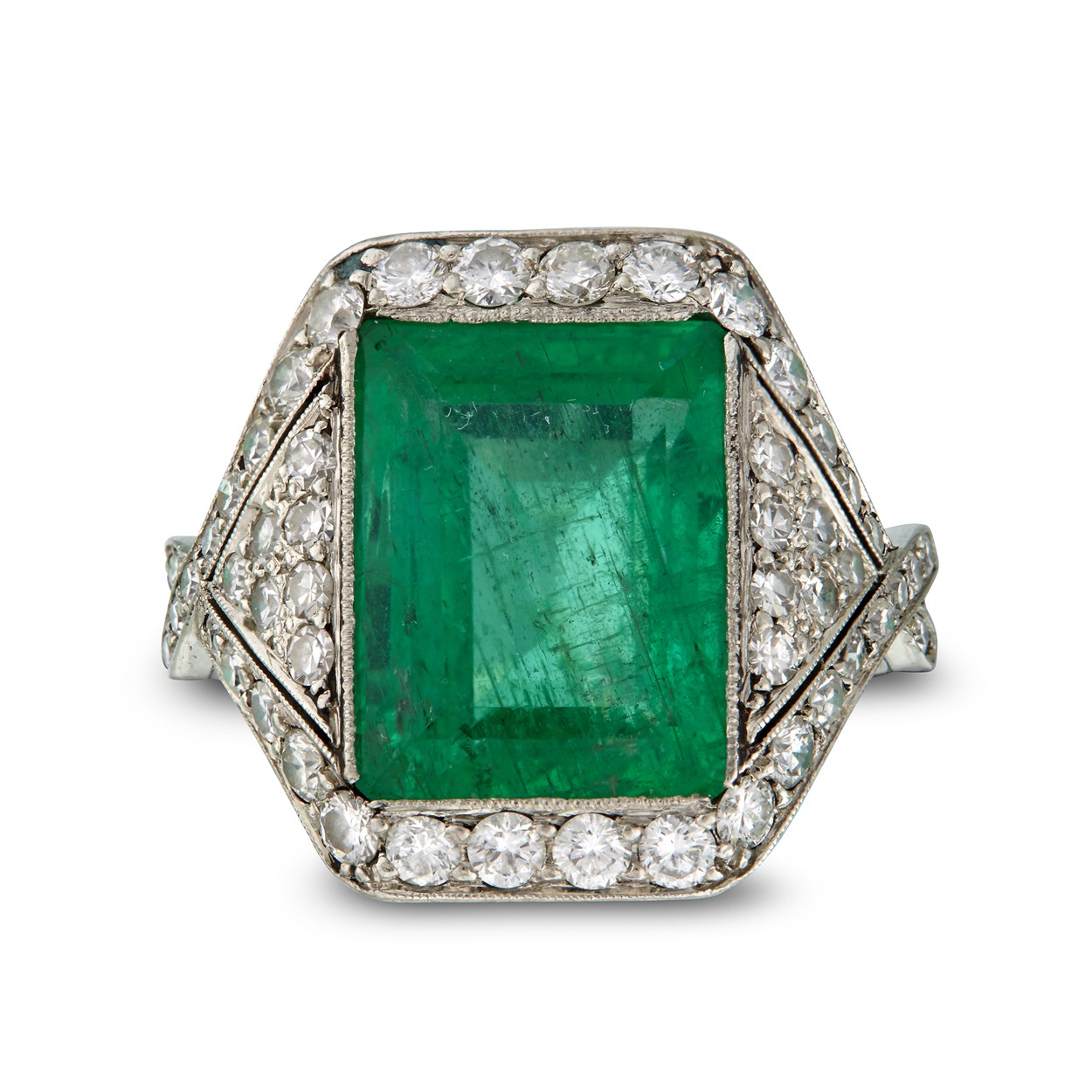 Lot 41 - An emerald, diamond, and platinum ring