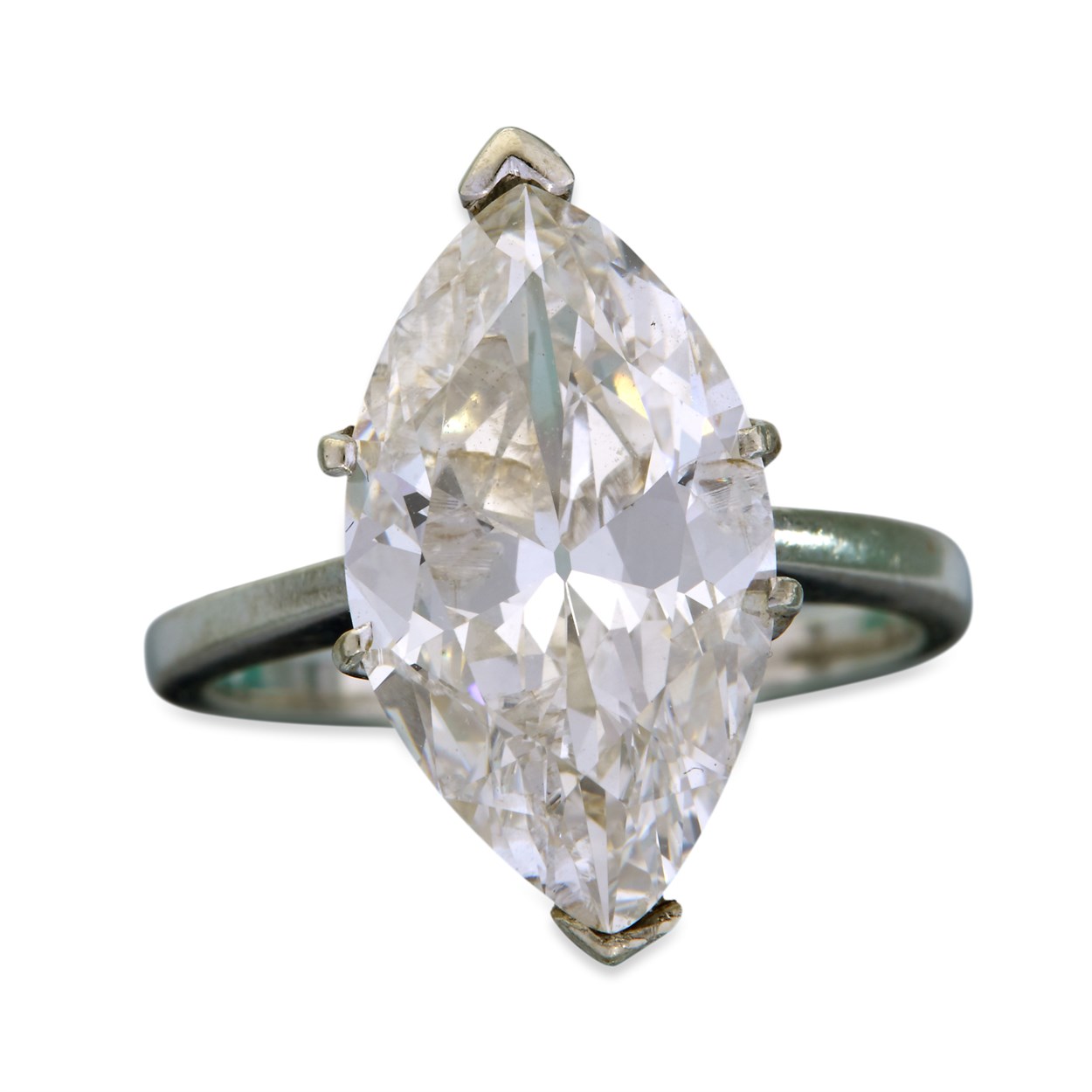 Lot 37 - A diamond and fourteen karat white gold ring