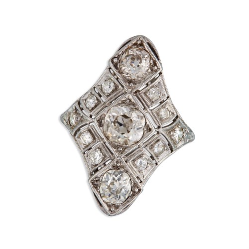 Lot 43 - An Art Deco diamond and platinum ring