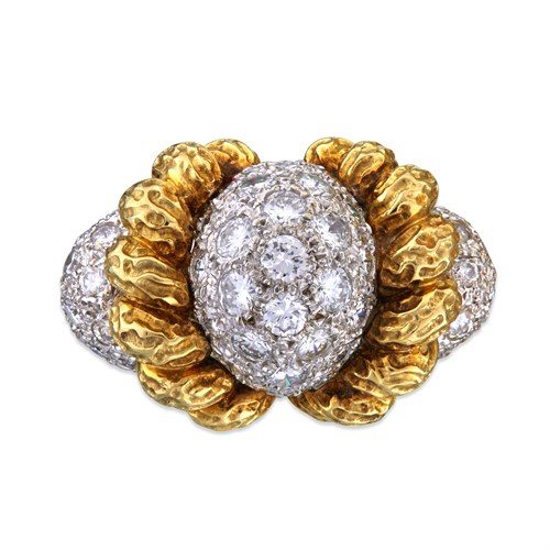 Lot 150 - A diamond and two-tone eighteen karat gold ring