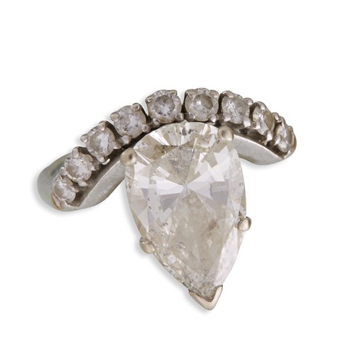 Lot 155 - A diamond and white metal ring