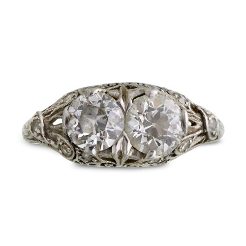 Lot 164 - An antique diamond and platinum ring