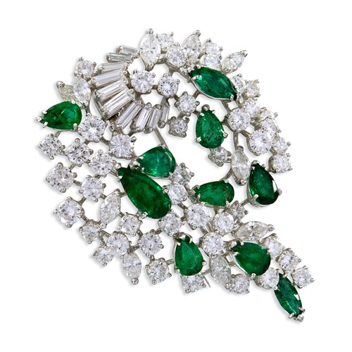 Lot 144 - A diamond and emerald brooch
