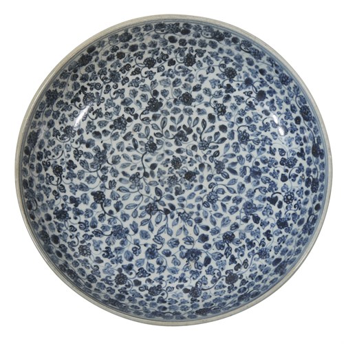 Lot 39 - A large Chinese blue and white porcelain dish