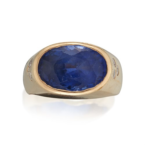 Lot 166 - An eighteen karat gold and sapphire ring