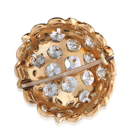 Lot 5 - An eighteen karat gold and diamond brooch