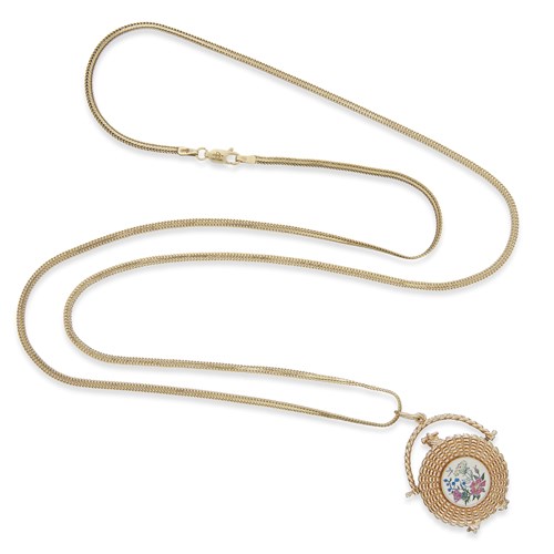 Lot 19 - A fourteen karat gold Nantucket basket pendant and chain