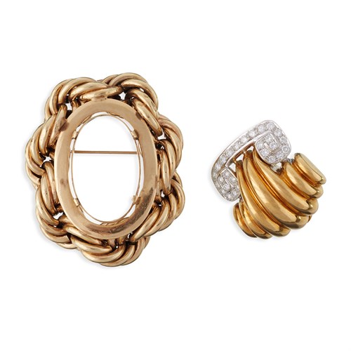 Lot 86 - An eighteen karat gold pendant brooch and an ear clip