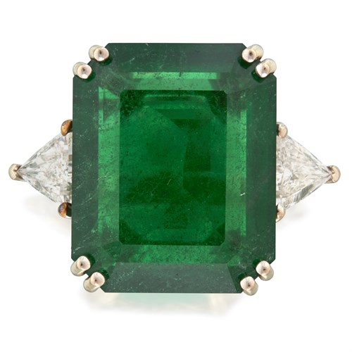 Lot 182 - An emerald, diamond, and fourteen karat white gold ring