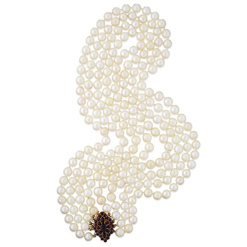 Lot 26 - A cultured pearl, garnet, and fourteen karat gold clasp