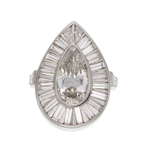 Lot 138 - A platinum and diamond ring