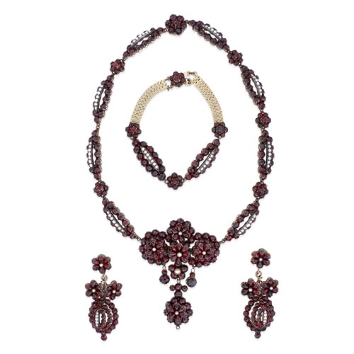 Lot 5 - A garnet and cultured pearl suite