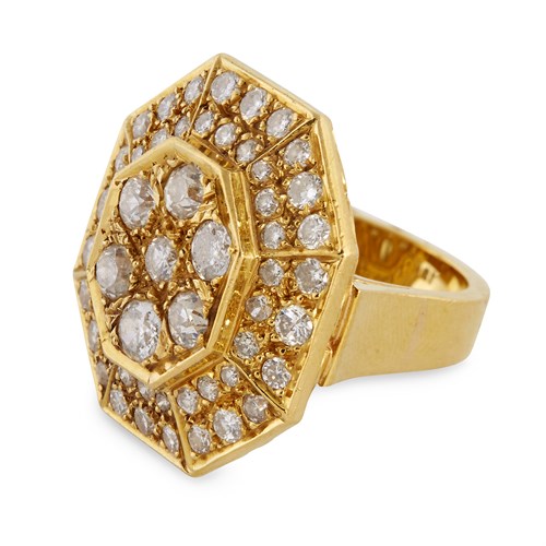 Lot 73 - An eighteen karat gold and diamond ring