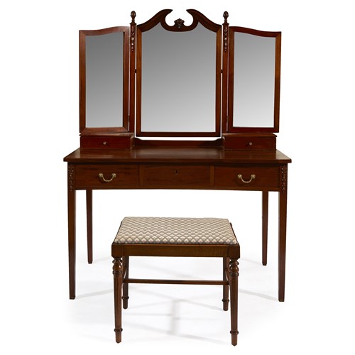 Lot 31 - A Federal style mahogany dressing table together with a three-panel dressing mirror and bench