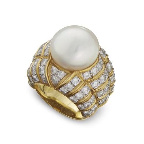 Lot 56 - An eighteen karat gold, South Sea pearl, and diamond ring
