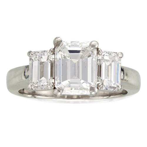 Lot 78 - A diamond and platinum ring