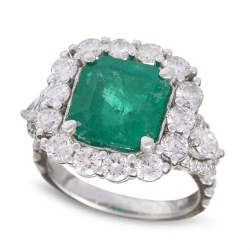 Lot 62 - An emerald, diamond, and eighteen karat white gold ring