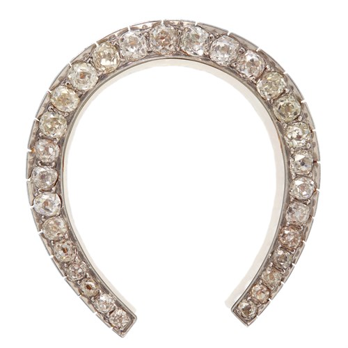 Lot 155 - A diamond and eighteen karat gold brooch