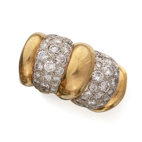 Lot 165 - An eighteen karat gold and diamond ring