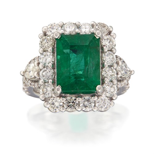 Lot 91 - An emerald, diamond, and eighteen karat white gold ring