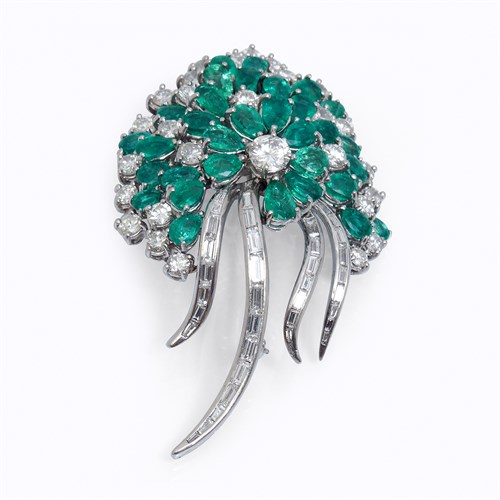Lot 37 - An emerald, diamond, and platinum brooch
