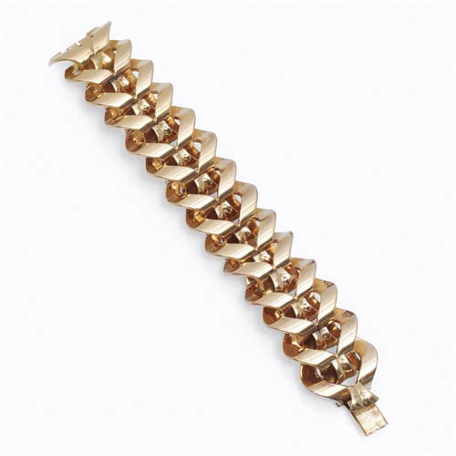 Lot 32 - An eighteen karat gold bracelet