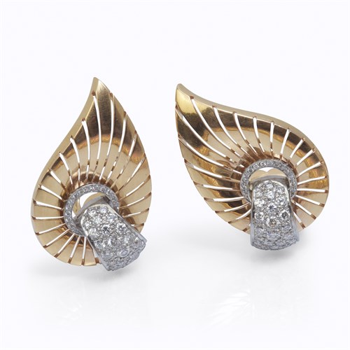 Lot 30 - A Retro eighteen karat gold and diamond brooch and matching ear clips