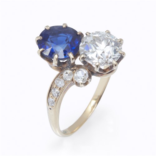 Lot 25 - A sapphire and diamond ring