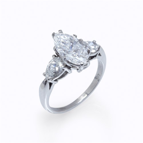 Lot 85 - A diamond and platinum ring