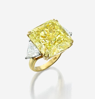 Lot 160 - An impressive fancy light yellow diamond ring