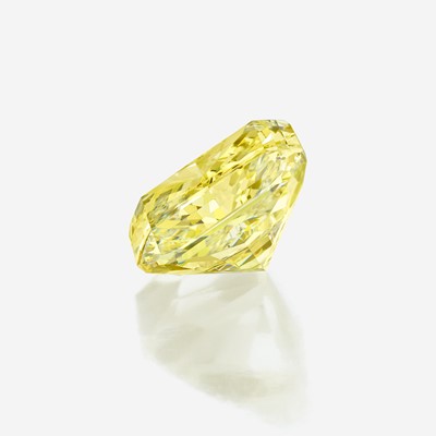 Lot 160 - An impressive fancy light yellow diamond