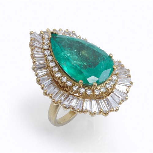 Lot 56 - An emerald and diamond pendant ring