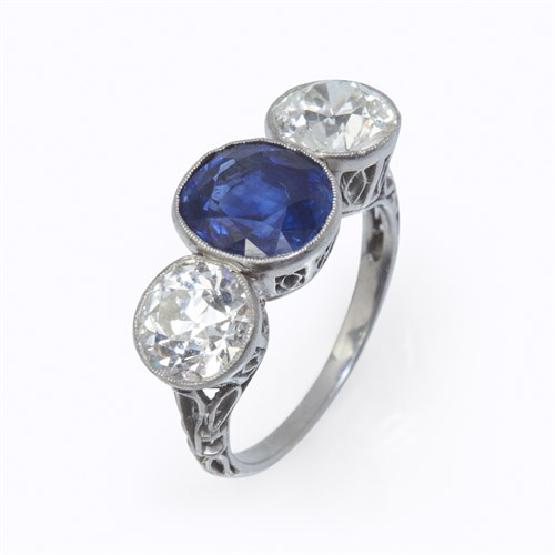 Lot 94 - A Kashmir sapphire, diamond, and platinum ring