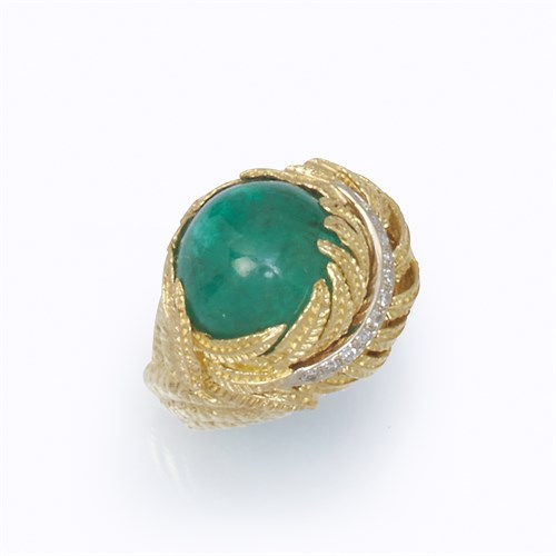 Lot 19 - A Colombian emerald, eighteen karat gold, and diamond ring